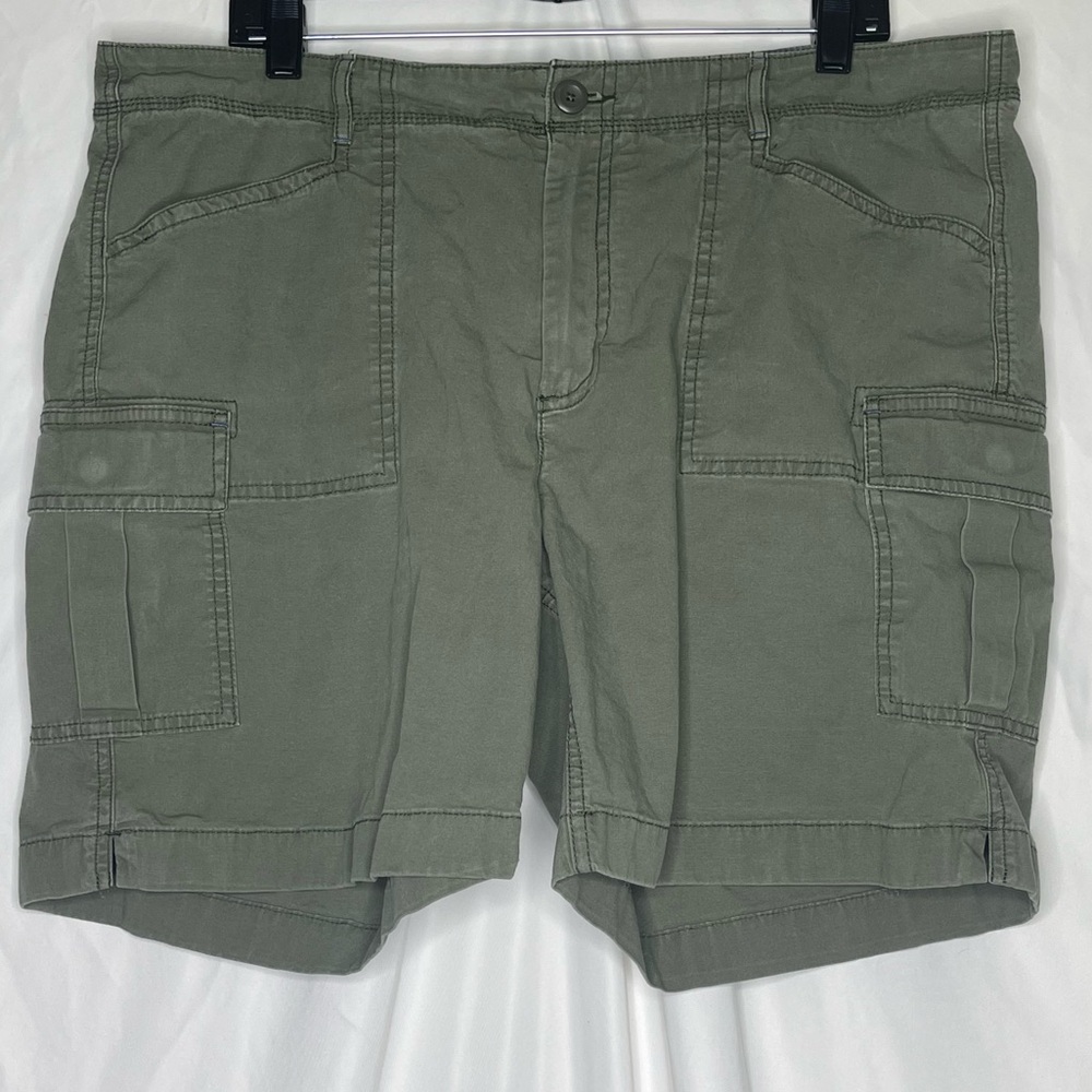 L.L. Bean Favorite Fit Olive Green Cargo Shorts Size 18